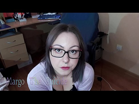 ❤️ Σέξι κορίτσι με γυαλιά πιπιλίζει Dildo βαθιά στην κάμερα ❤❌ Πορνό βίντεο ❤