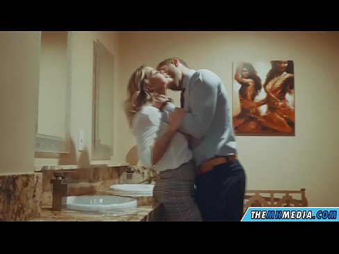 ❤️ Όταν μια πλούσια ξανθιά σε αποπλανεί σε μια δημόσια τουαλέτα ❤❌ Πορνό βίντεο ❤